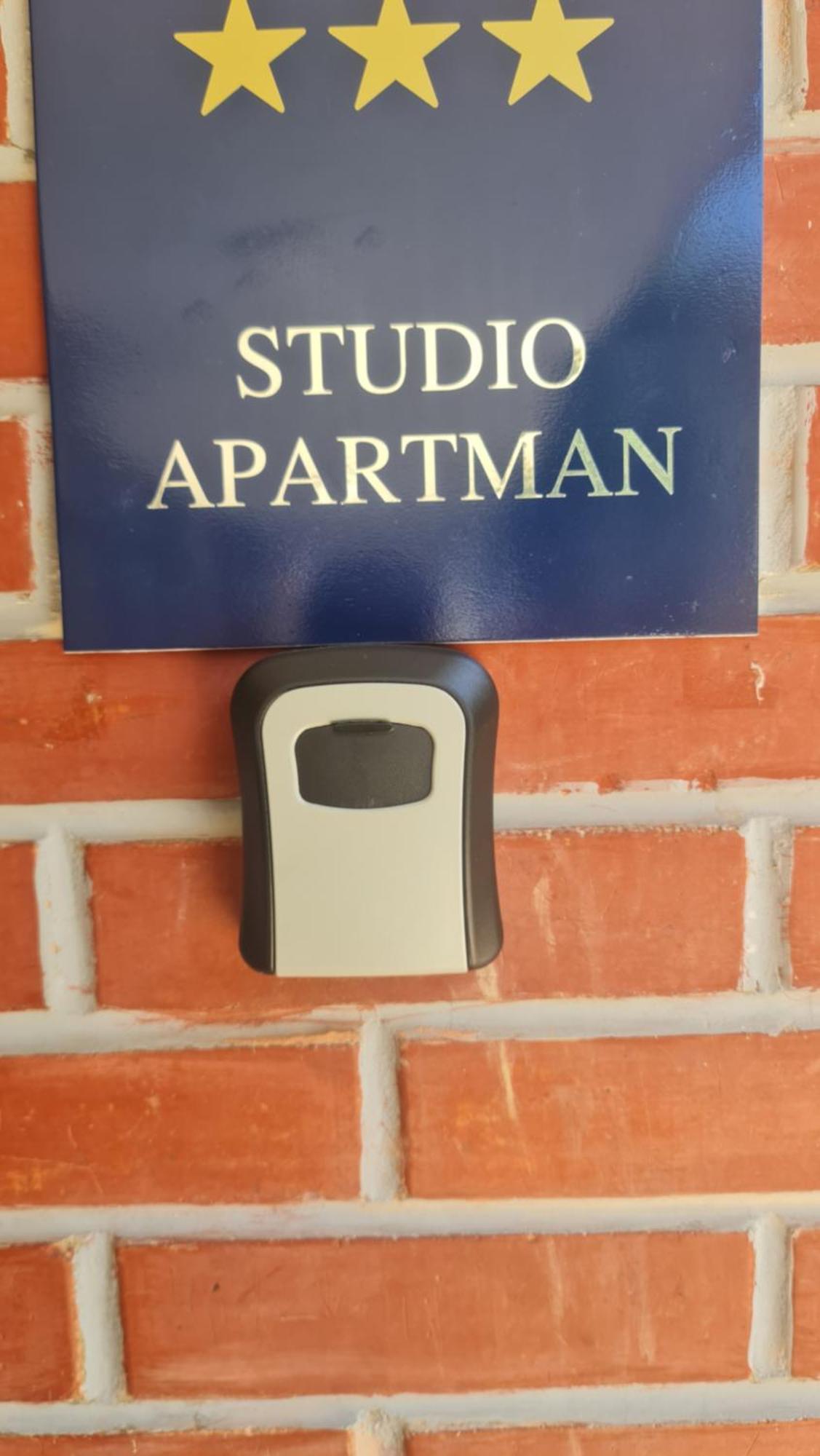 Studio Apartman Karler คาร์โลวัตส์ ภายนอก รูปภาพ